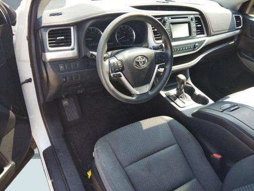 2019 Toyota Highlander LE I4