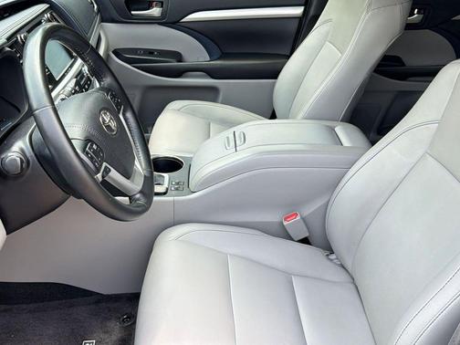 Blizzard Pearl 2017 Toyota Highlander XLE
