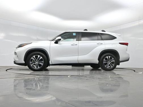 Pearl 2023 Toyota Highlander XLE
