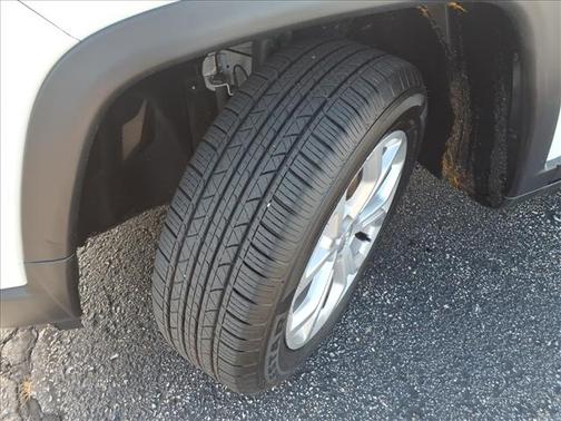 Bright White Clearcoat 2024 Jeep Compass Latitude