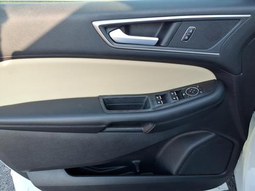 White 2022 Ford Edge SEL