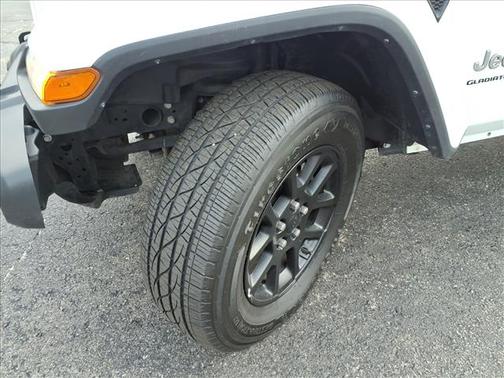 Bright White Clearcoat 2023 Jeep Gladiator Overland