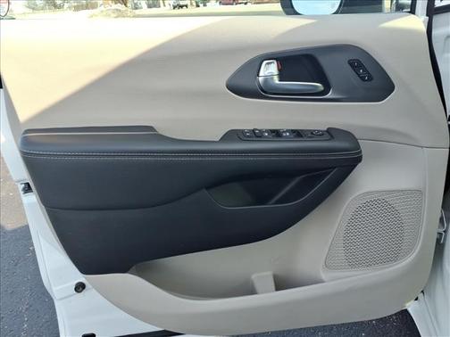 Bright White Clearcoat 2023 Chrysler Pacifica Touring L