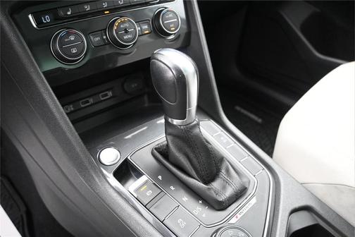 Platinum Gray Metallic 2018 Volkswagen Tiguan 2.0T SE