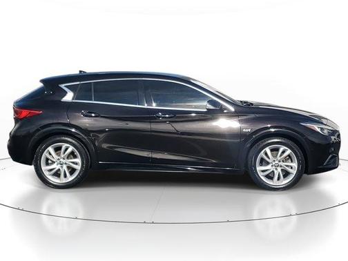 2017 INFINITI QX30 Sport
