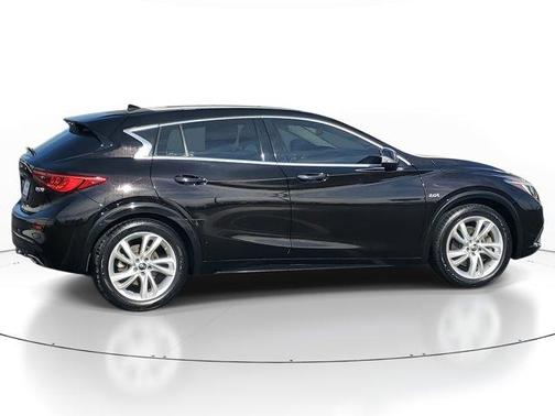 2017 INFINITI QX30 Sport