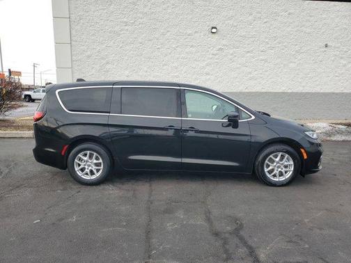 2023 Chrysler Pacifica Touring-L