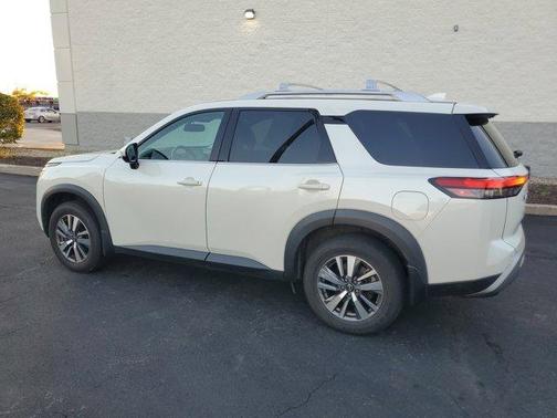 2022 Nissan Pathfinder SL
