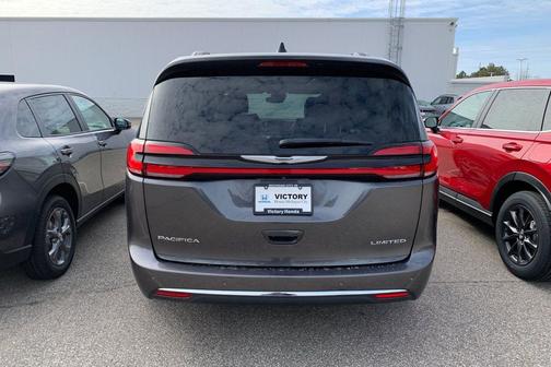 Granite Crystal Metallic Clearcoat 2023 Chrysler Pacifica Limited