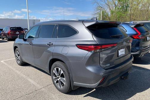 Magnetic Gray Metallic 2021 Toyota Highlander XLE