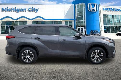 Magnetic Gray Metallic 2021 Toyota Highlander XLE