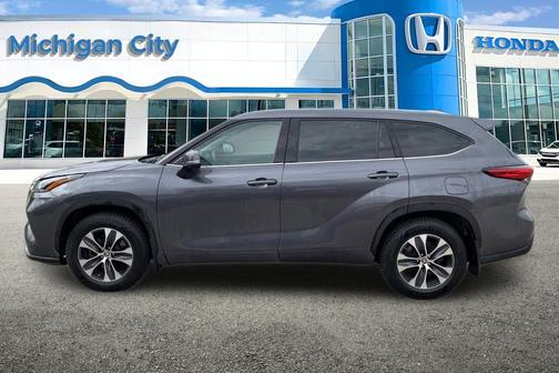 Magnetic Gray Metallic 2021 Toyota Highlander XLE