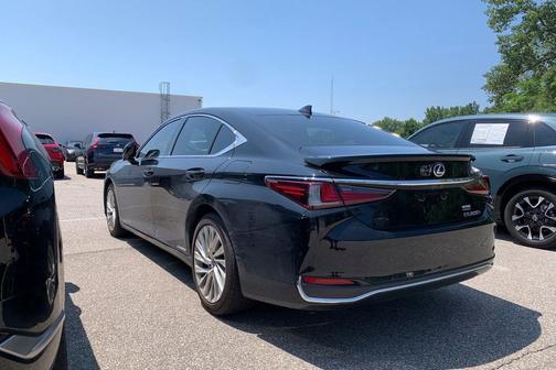 Obsidian 2021 Lexus ES 300h Luxury