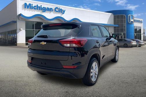 Mosaic Black Metallic 2022 Chevrolet Trailblazer LS