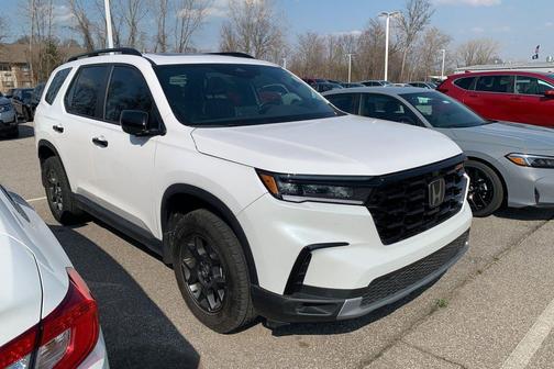 Platinum White Pearl 2025 Honda Pilot TrailSport
