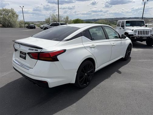 White 2022 Nissan Altima 2.5 SR