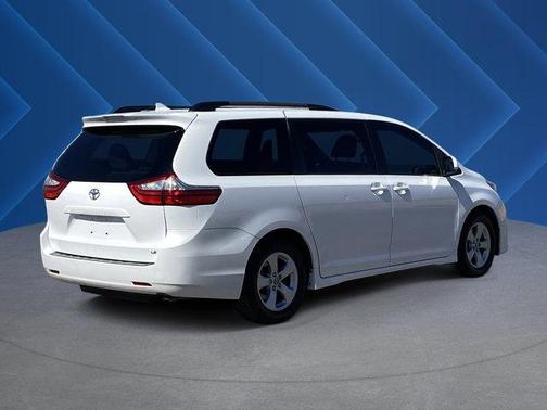 Super White 2018 Toyota Sienna LE