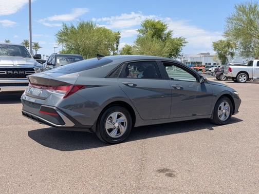 2025 Hyundai ELANTRA SE