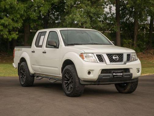 Glacier White 2019 Nissan Frontier Desert Runner