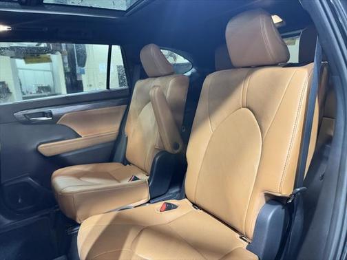 2021 Toyota Highlander Hybrid Platinum