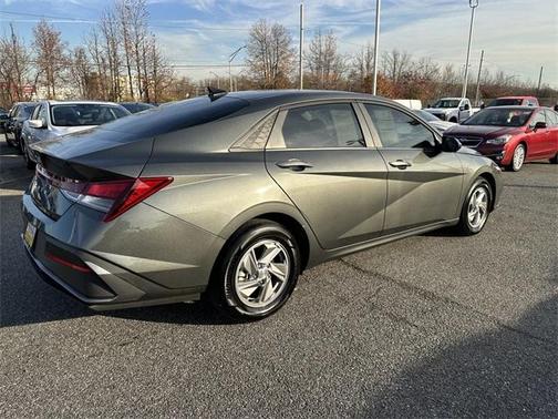 2025 Hyundai ELANTRA SE