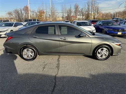 2025 Hyundai ELANTRA SE