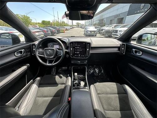 2022 Volvo XC40 T5 R-Design