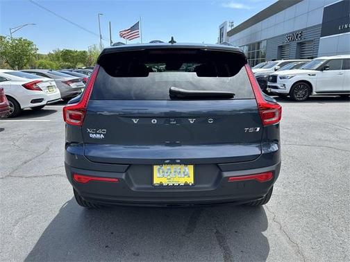 2022 Volvo XC40 T5 R-Design