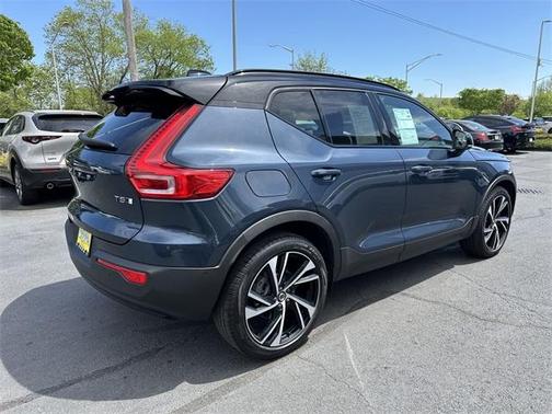 2022 Volvo XC40 T5 R-Design