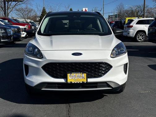 Star White 2022 Ford Escape SE