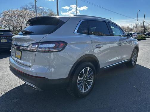 Ceramic Pearl Metallic Tinted Clearcoat 2023 Lincoln Nautilus Reserve