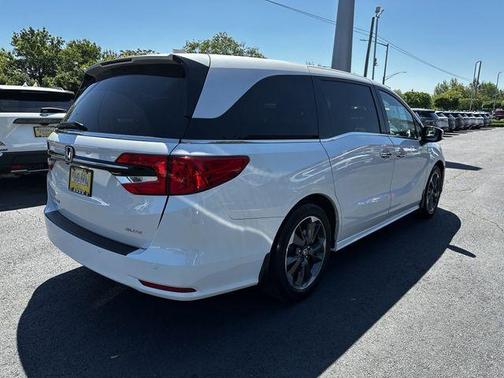 White 2023 Honda Odyssey Elite