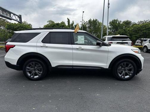 Star White 2022 Ford Explorer XLT