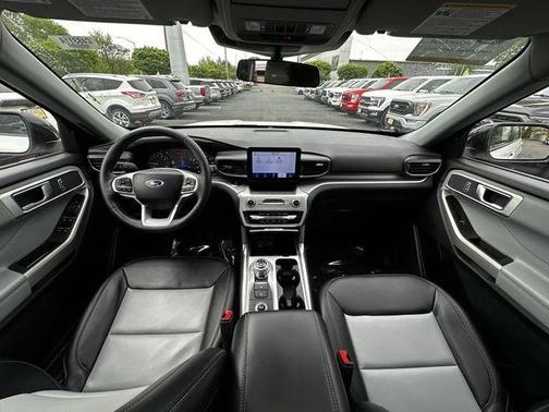 Star White 2022 Ford Explorer XLT