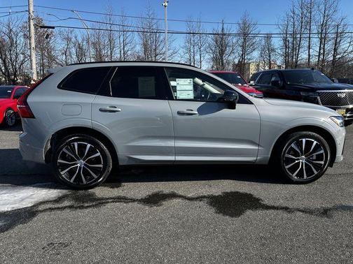 2024 Volvo XC60 B5 Plus Dark Theme