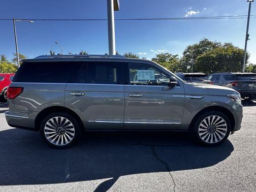 Jade Metallic 2019 Lincoln Navigator Reserve