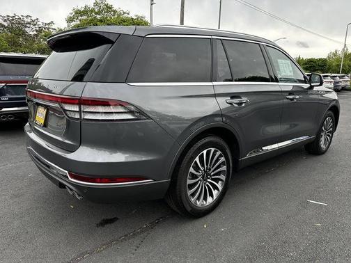 Gray Metallic 2024 Lincoln Aviator Premiere
