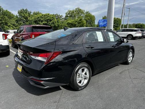 Onyx Black 2023 Hyundai ELANTRA SE