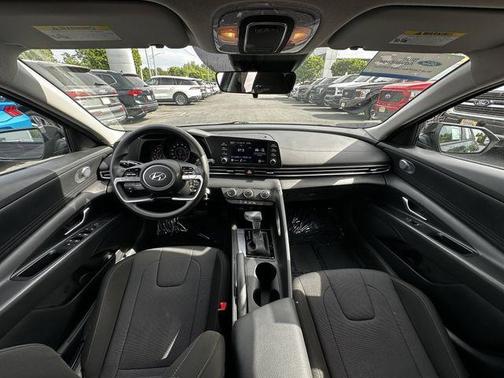 Onyx Black 2023 Hyundai ELANTRA SE