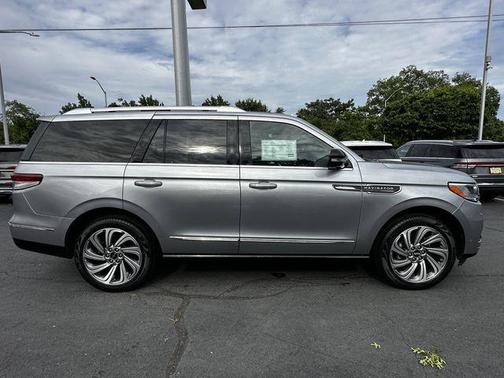 Silver Radiance Metallic 2023 Lincoln Navigator Reserve