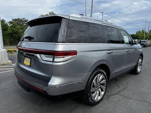 Silver Radiance Metallic 2023 Lincoln Navigator Reserve
