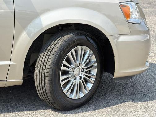 Cashmere Pearlcoat 2013 Chrysler Town & Country Touring-L