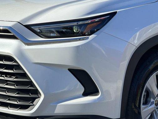 2025 Toyota Highlander LE