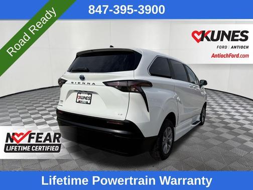 2025 Toyota Sienna LE