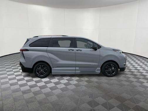 2025 Toyota Sienna XSE 7 Passenger