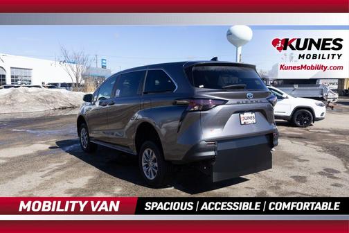 2024 Toyota Sienna LE