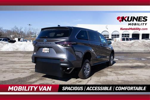 2024 Toyota Sienna LE