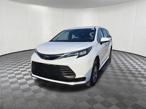 2026 Toyota Sienna LE