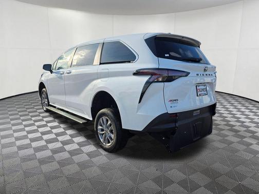 2026 Toyota Sienna LE