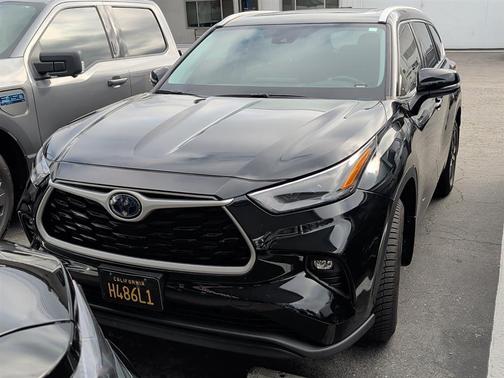Midnight Black Metallic 2022 Toyota Highlander Hybrid XLE